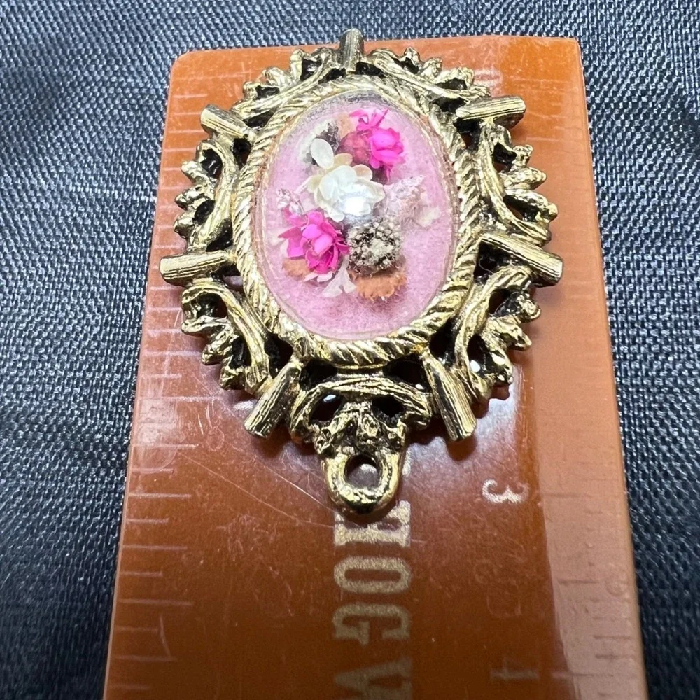 Vtg‎ Dried Flower Pendant Handmade Signed Lucite Dome Gold Tone Victorian Gothic